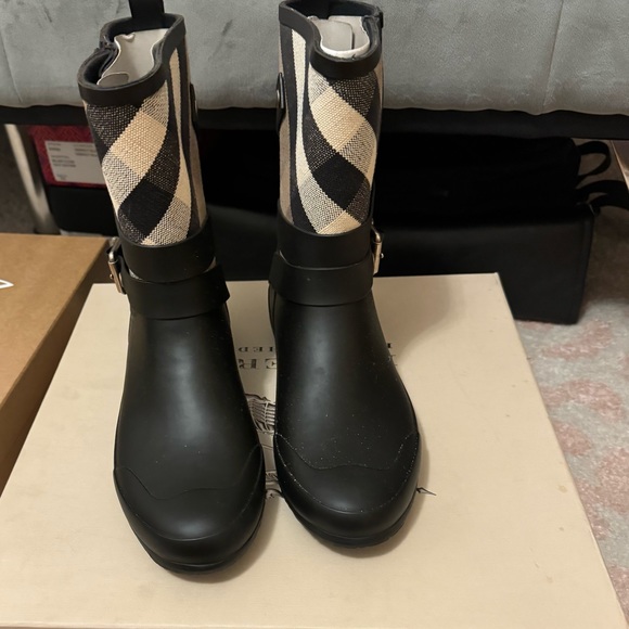 Burberry rain boots in awesome condition. Comes with the box no dustbag. Size 38 - Picture 6 of 9